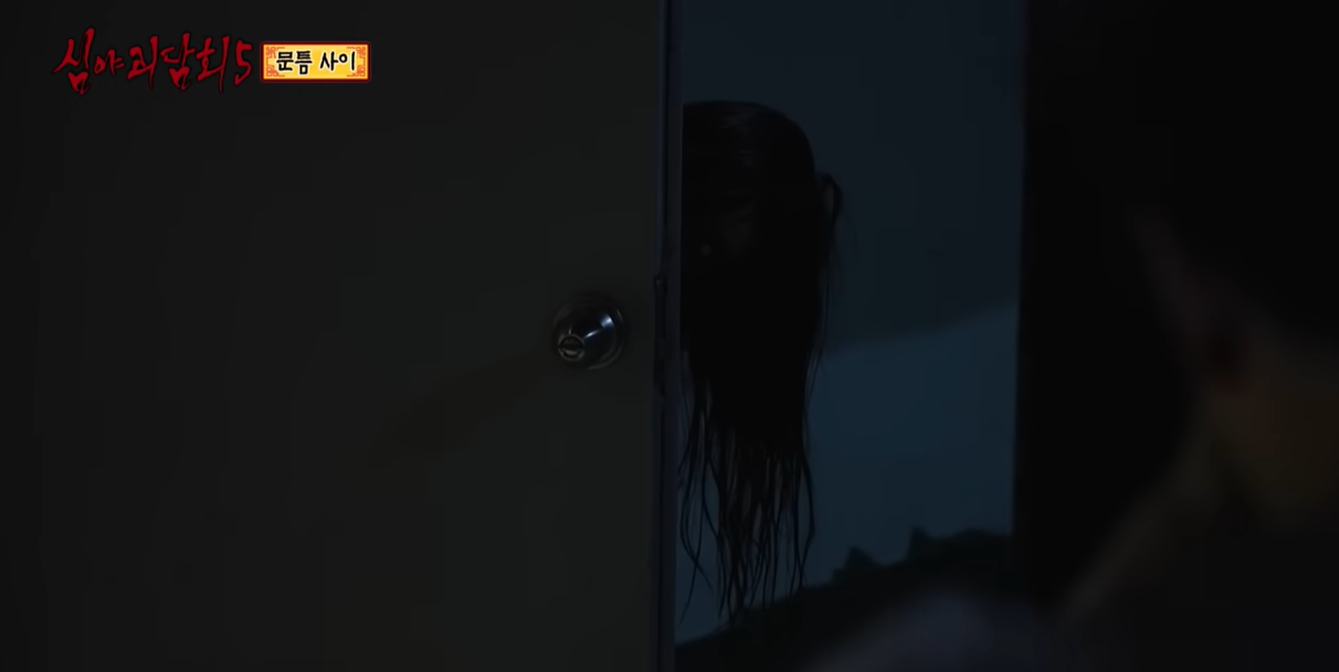 심야괴담회 문틈 사이, 월세 받으러 간 대학생이 마주친 긴 생머리 귀신 이야기 7 5
